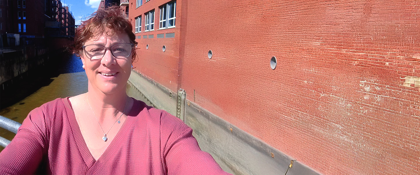 Katrin Bopp-Elgü vor der Hamburger Speicherstadt