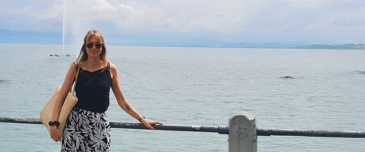 Vegane Ernährungsberaterin Sara am Meer.