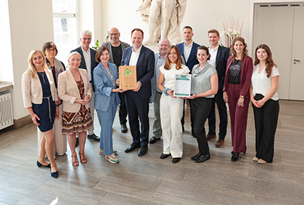Team der Stadt Düsseldorf nimmt im Rathaus den AOK-BGF-Preis im Empfang