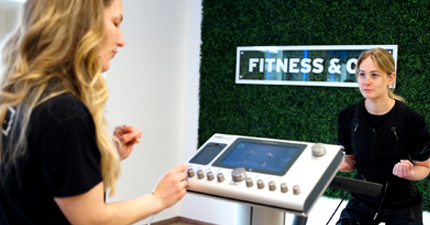 Trainerin und Kundin beim EMS-Training