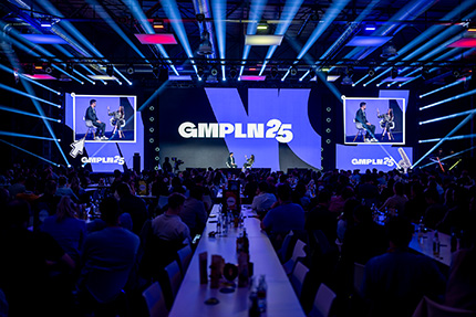 Saal in violettem Licht auf der GMPLAN