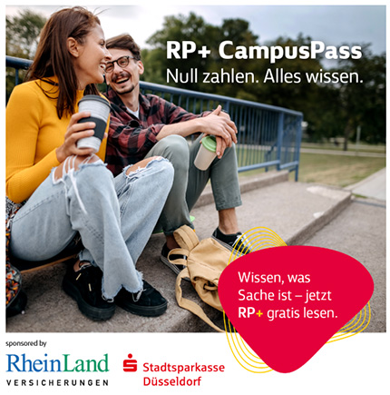 Zwei Studierende sitzen auf einer Treppe. Daneben der Schriftzug "RP+ CampusPass: Null zahlen. Alles wissen"