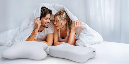 Paar im Bett mit speziellen Kissen von smartsleep
